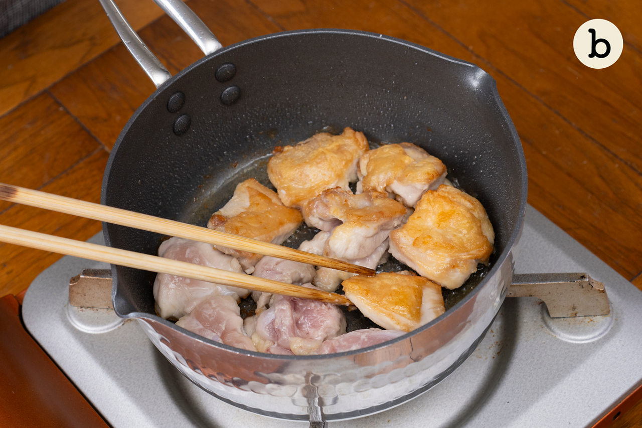 ①鍋にごま油を中火で熱し、鶏肉を皮面から入れて焼く