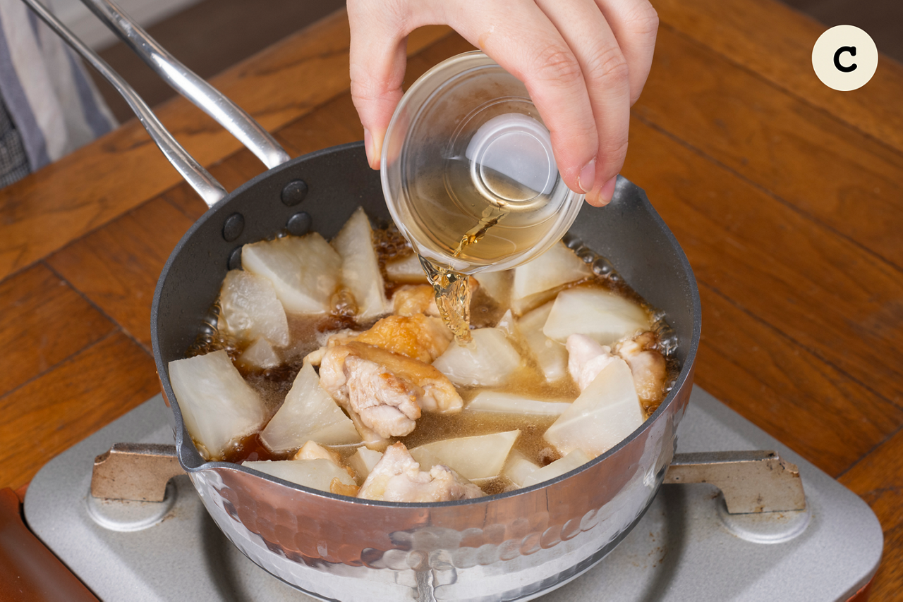 両面に焼き色がついたら大根、【A】を加えて混ぜる