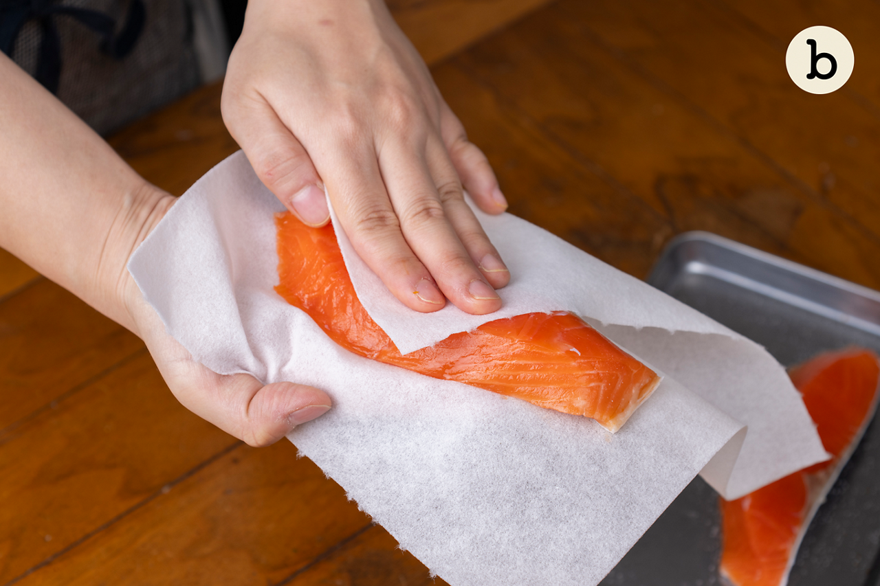 鮭は塩を振って10分ほど置き、ペーパータオルで水気を拭き取る