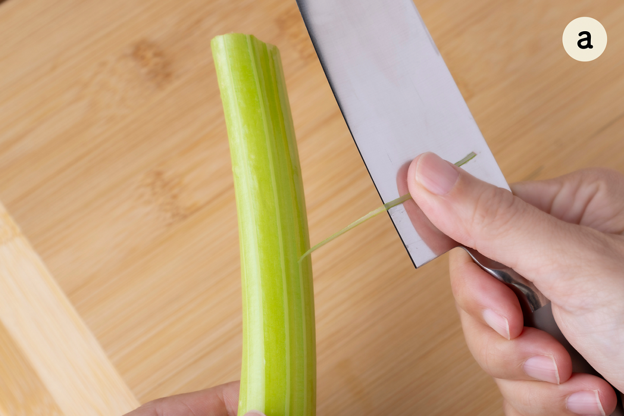 セロリは筋を除いて、茎は乱切り、葉はざく切りにする。