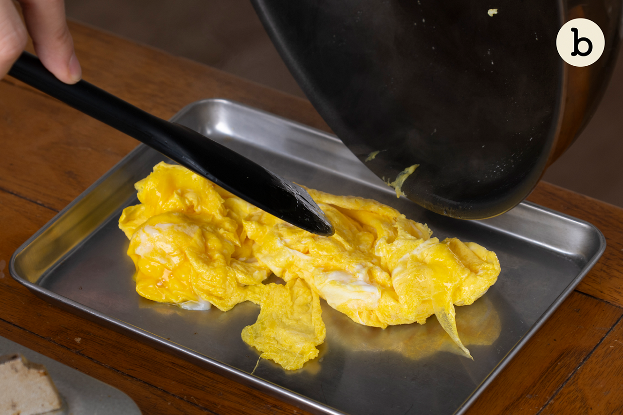 フライパンにサラダ油小さじ2を入れて強めの中火で熱し、卵を加えて手早く混ぜ、半熟のうちに取り出す