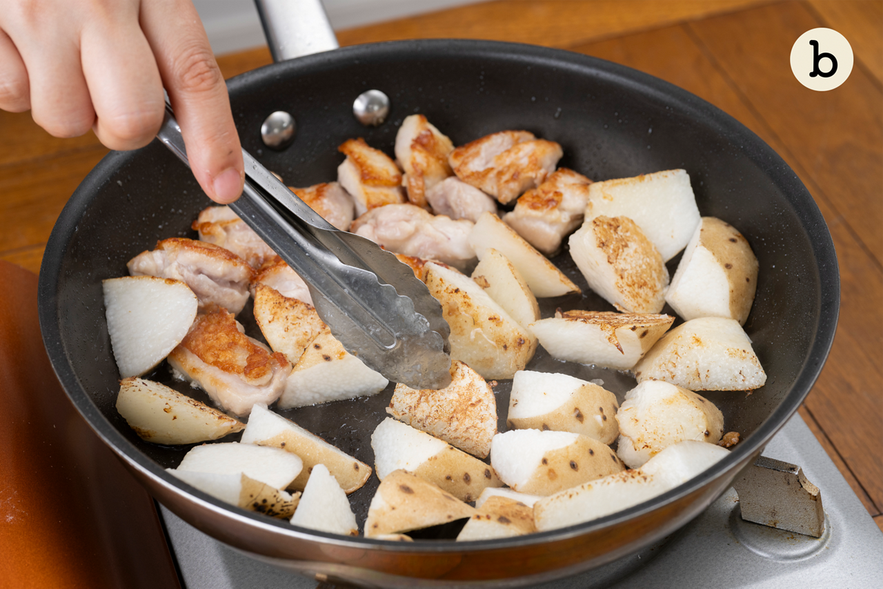 フライパンにごま油を入れて中火で熱し、鶏肉を皮面から入れ、長芋を加えて3分ほど焼き、焼き色がついたら返して弱めの中火にし、裏面も3～4分ほど焼く。