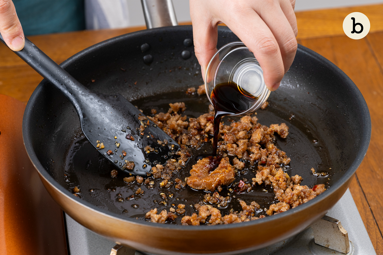 フライパンにごま油、にんにく、しょうが、豆板醤を入れて弱めの中火で熱し、香りが出たら、豚ひき肉を加えて炒める。焼き色がつくまでしっかり炒めたら、しょうゆ、みそを加えて全体になじむまでよく炒める。