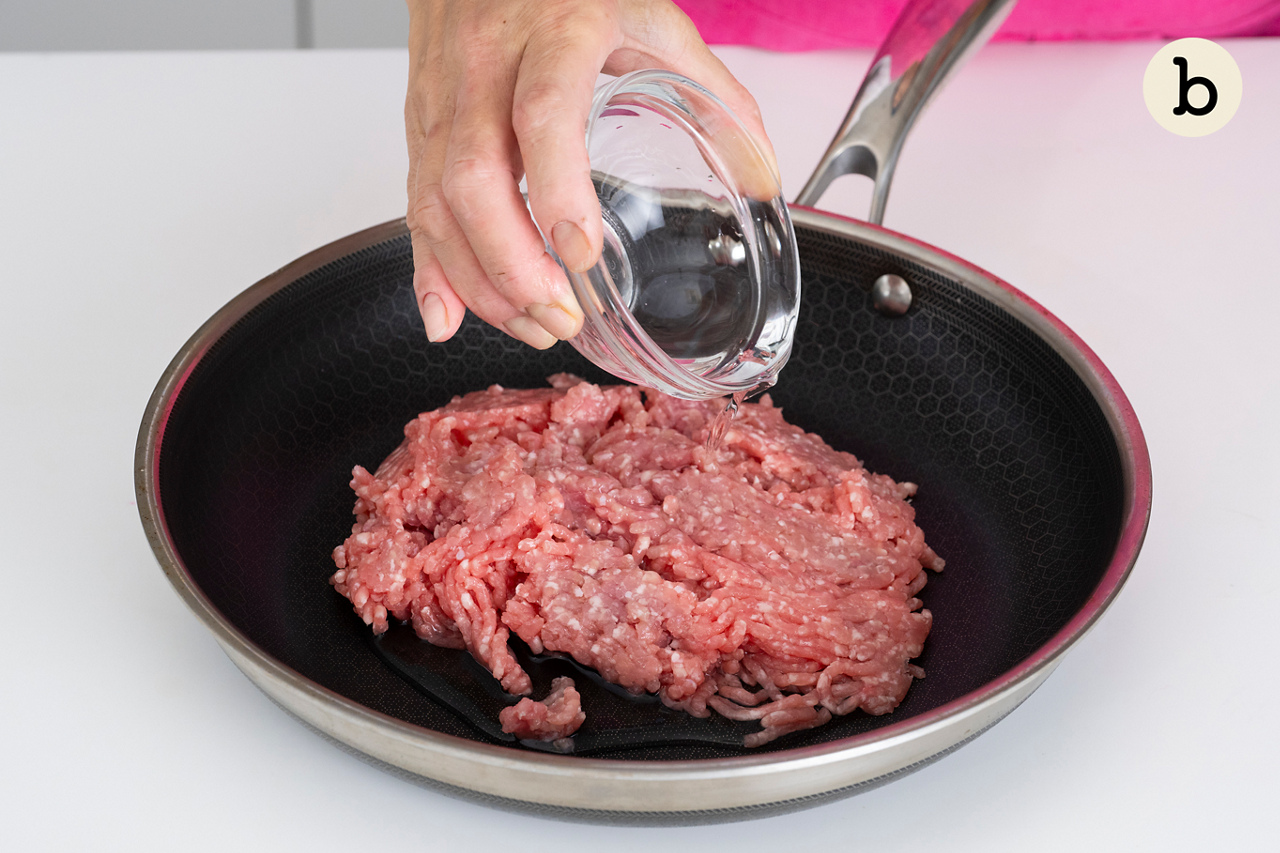 鍋にひき肉と酒を入れて混ぜる。