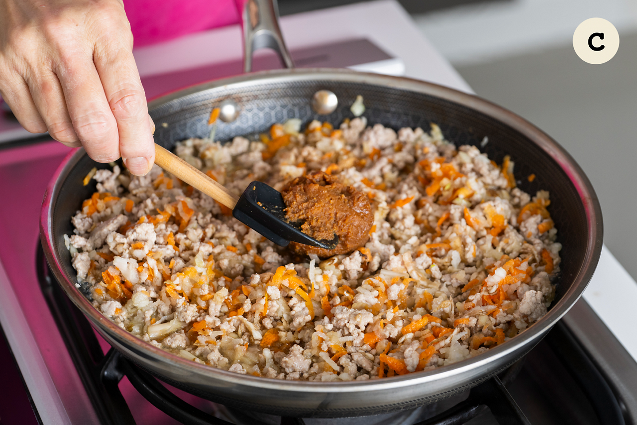 全体がなじむまで煮たら味噌とみりんを加える。