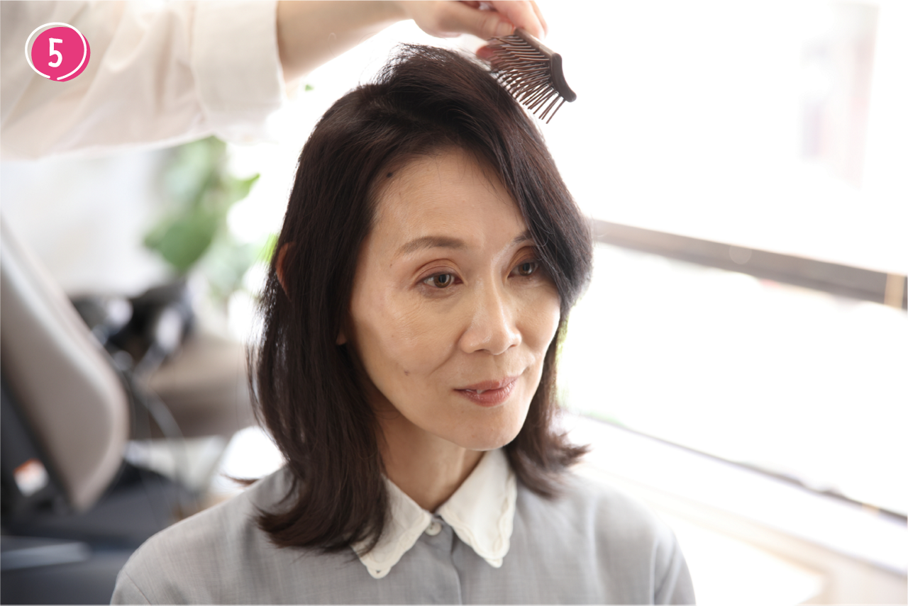 ➄髪が冷めたら、ヘアブラシを分け目に向けたまま、そっと外してできあがり。 ※スプレーなどで仕上げるとキープしやすい。