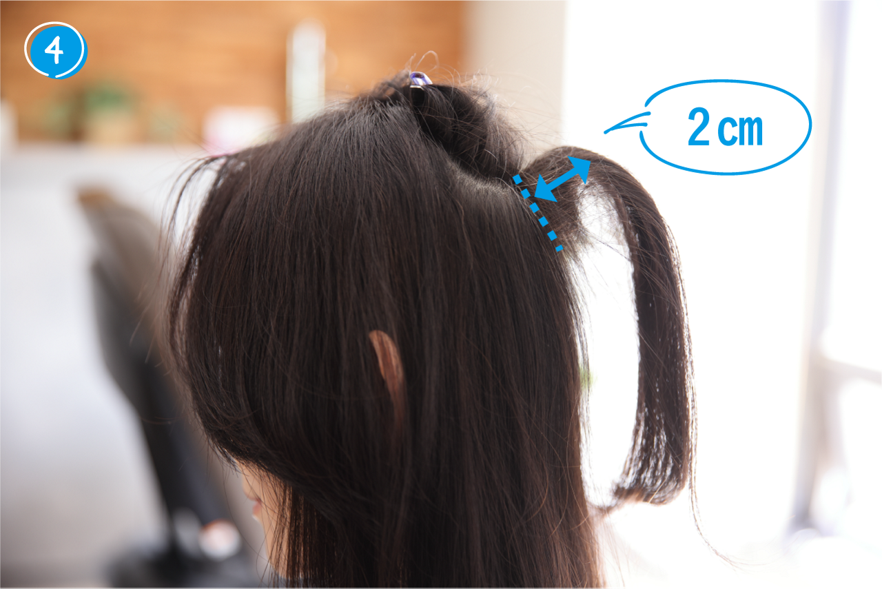 ➃根元から2cmほどの高さでコームが進まなくなるくらい逆毛が立ったら、そっと手を離す。