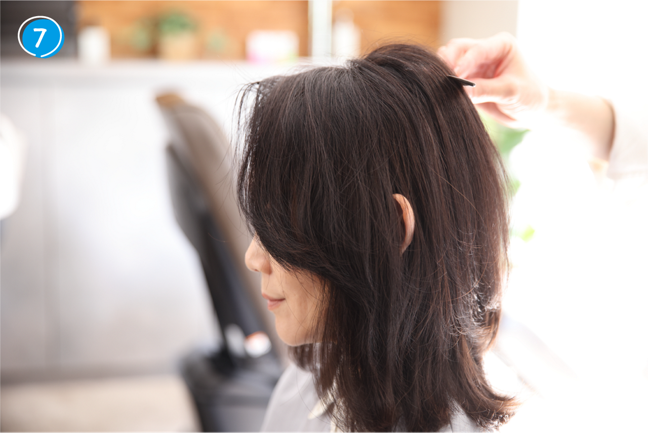 ➆逆毛を隠すように、そっとコームで表面をなでて整えたらできあがり。