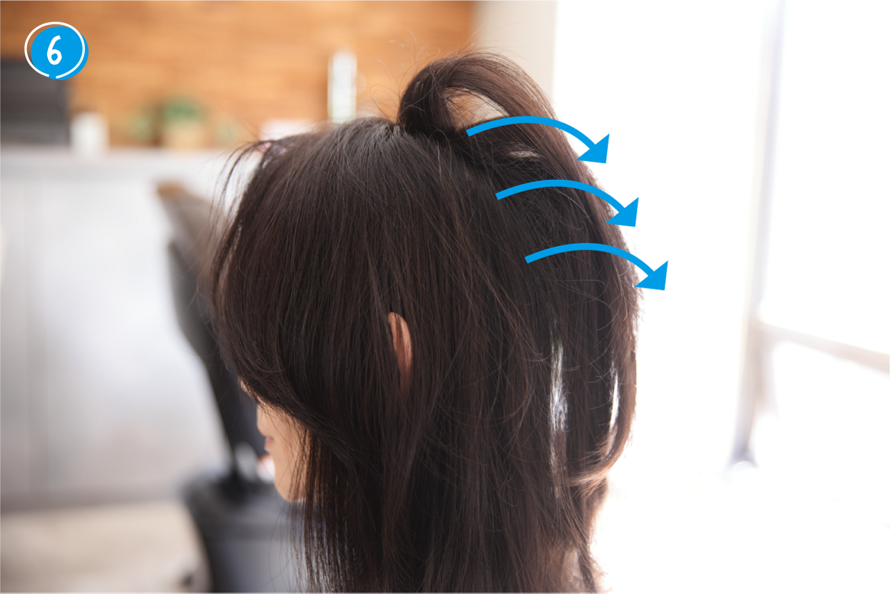 ➅何度か繰り返し、後頭部が全体にふんわりしたら、上から髪をかぶせる。