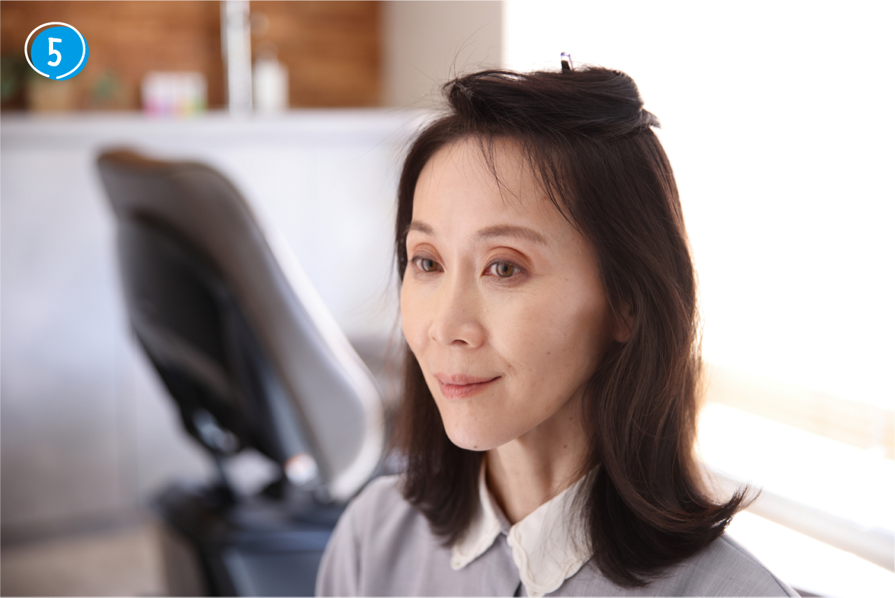 ➄熱が入ったら、挟んだ部分を緩め、ヘアアイロンを上に持ち上げながら滑らせて髪を抜く。