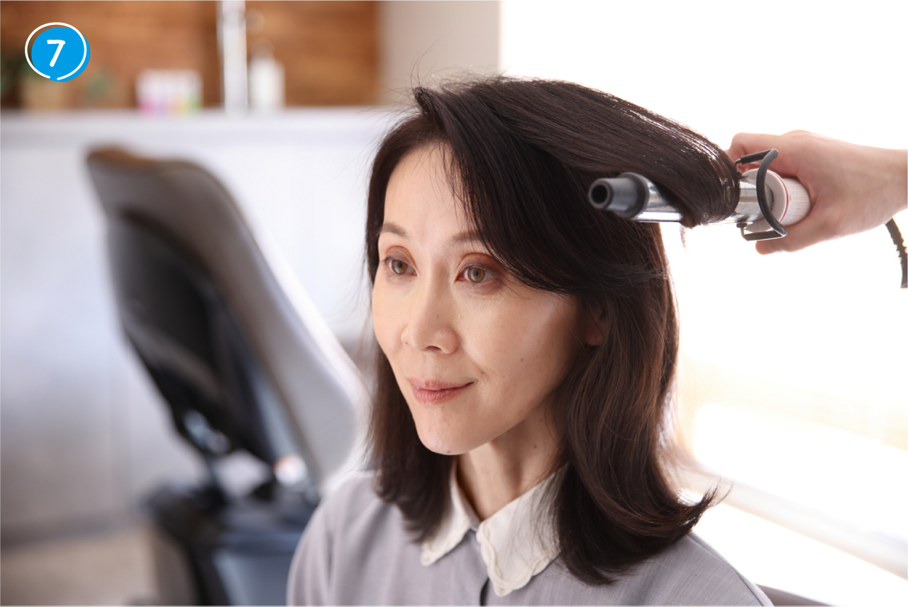 ➆❸～❺と同様の手順で内巻きに巻く。