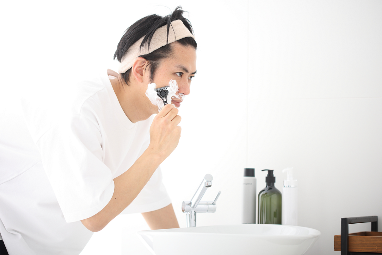 ひげそりは、カミソリは優しく押し当ててゆっくりと、ひげの生えている方向に沿ってそるのが肌を傷めないポイントです。