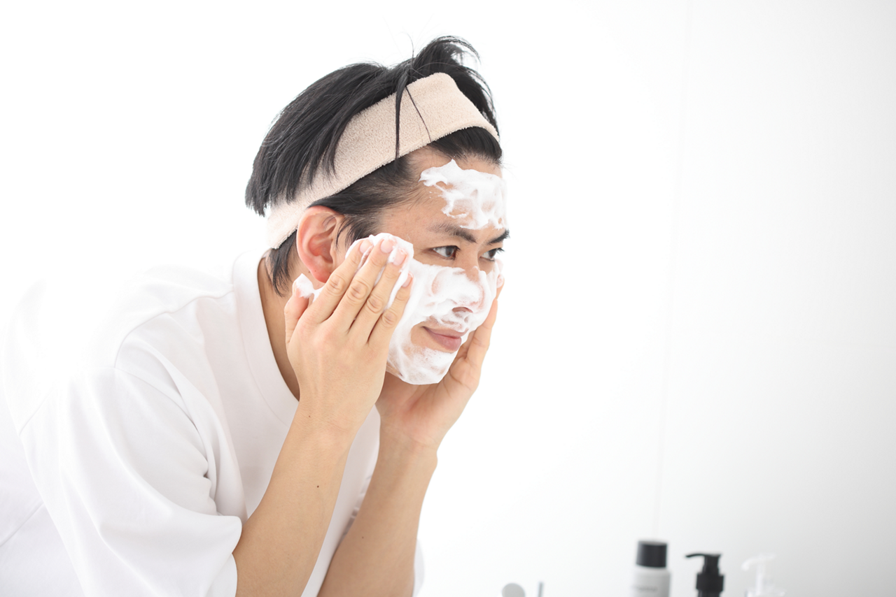 洗顔はゴシゴシこすらず、「泡で優しく洗う」のがポイント。洗顔フォームや石けんはよく泡立ててから顔につけ、泡をつぶさないくらいの力で洗います。