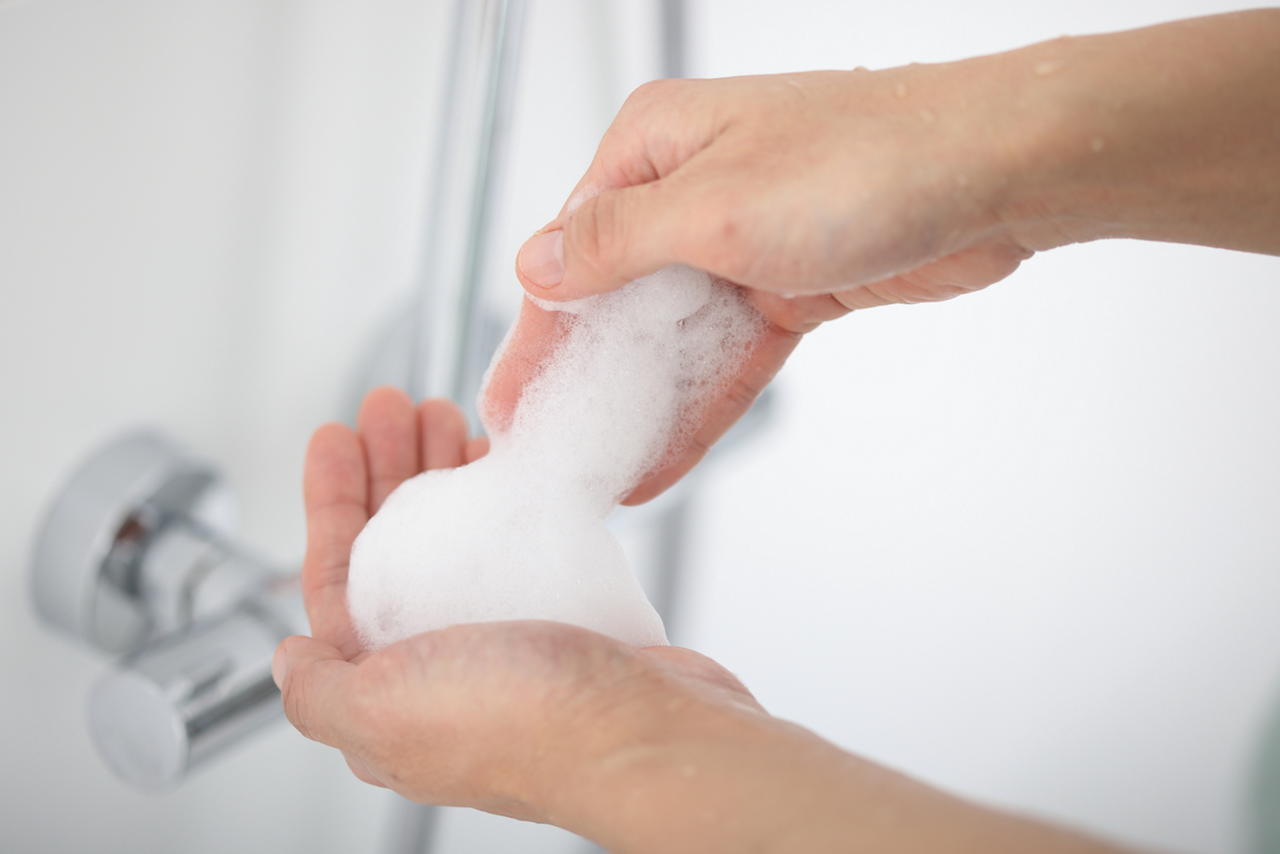 シャンプーを泡立てるイメージ画像