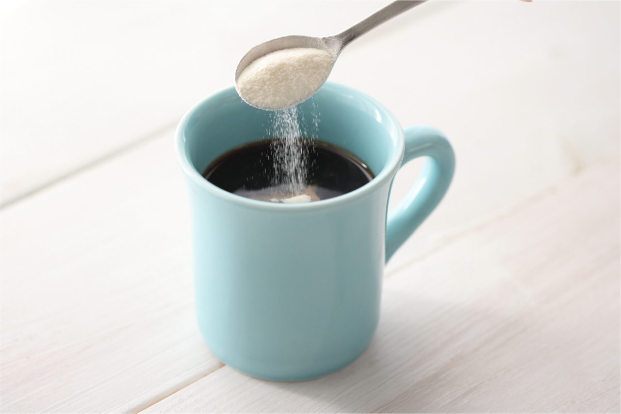 インナーケアのために、コーヒーにプロテインを入れて飲むイメージ画像